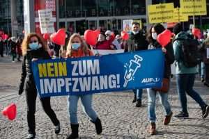 (FOTO) FREIBURG: Više od 3.000 ljudi na prosvjedu protiv korona mjera - istodobno održan i protuprosvjed