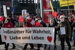 (FOTO) FREIBURG: Više od 3.000 ljudi na prosvjedu protiv korona mjera - istodobno održan i protuprosvjed