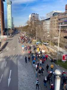 (FOTO) FREIBURG: Više od 3.000 ljudi na prosvjedu protiv korona mjera - istodobno održan i protuprosvjed