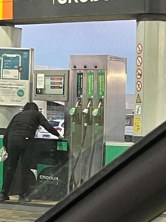 ŠTO NE VALJA NA OVOJ FOTOGRAFIJI? Zbog ovakvih propusta, mnogi toče pogrešno gorivo