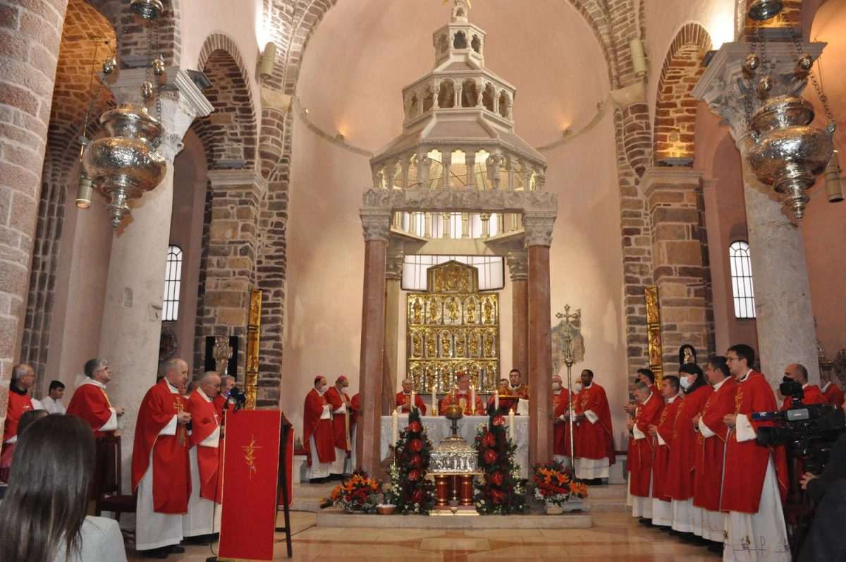 VJERNI ZAŠTITNIK BISKUPIJE I GRADA KOTORA: Molitvom i kolom Bokeljske mornarice 1213. put odana počast sv. Tripunu