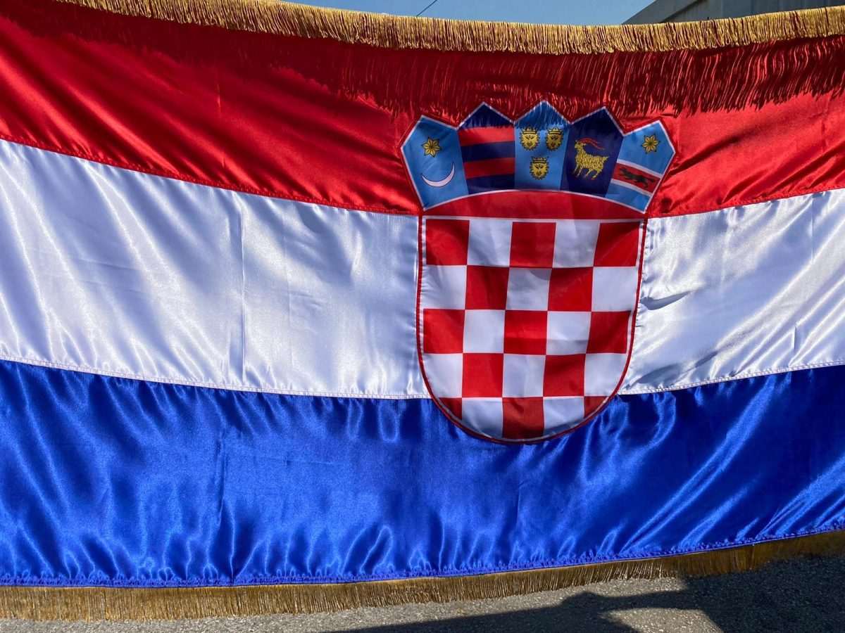 (VIDEO) PRIČA O CROSPORTU: U emocijama nabijenom vremenu započela je priča o prvom proizvođaču hrvatskih zastava, o rođenju Mihaele i nove Hrvatske