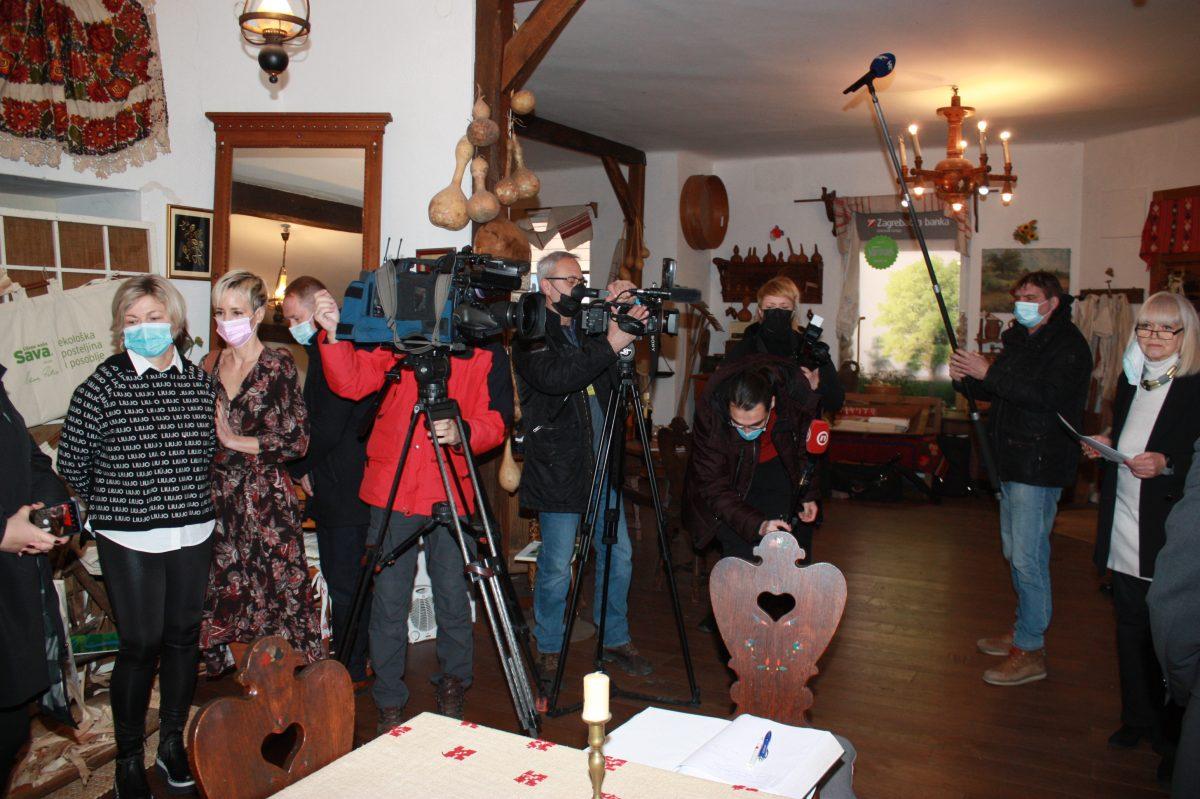 (FOTO) U Hrvatskoj kući Materina priča otvorena izložba "Priča o cekeru"