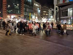 (FOTO i VIDEO) PROSVJEDI PROTIV KORONA MJERA U STUTTGARTU: Prosvjednici dali novo značenje pravilu 3G (FOTO i VIDEO) PROSVJEDI PROTIV KORONA MJERA U STUTTGARTU: Prosvjednici dali novo značenje pravilu 3G