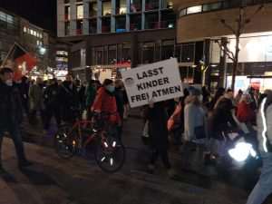 (FOTO i VIDEO) PROSVJEDI PROTIV KORONA MJERA U STUTTGARTU: Prosvjednici dali novo značenje pravilu 3G (FOTO i VIDEO) PROSVJEDI PROTIV KORONA MJERA U STUTTGARTU: Prosvjednici dali novo značenje pravilu 3G