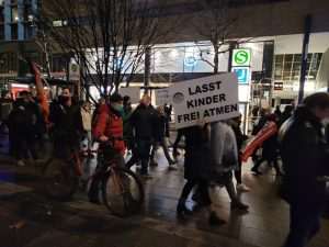 (FOTO i VIDEO) PROSVJEDI PROTIV KORONA MJERA U STUTTGARTU: Prosvjednici dali novo značenje pravilu 3G (FOTO i VIDEO) PROSVJEDI PROTIV KORONA MJERA U STUTTGARTU: Prosvjednici dali novo značenje pravilu 3G