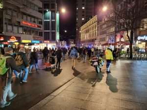 (FOTO i VIDEO) PROSVJEDI PROTIV KORONA MJERA U STUTTGARTU: Prosvjednici dali novo značenje pravilu 3G (FOTO i VIDEO) PROSVJEDI PROTIV KORONA MJERA U STUTTGARTU: Prosvjednici dali novo značenje pravilu 3G