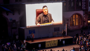 (VIDEO) PROSVJEDI PROTIV AGRESIJE NA UKRAJINU: Prosvjednicima u Frankfurtu posredstvom video veze obratio se ukrajinski predsjednik Volodimir Zelenskij