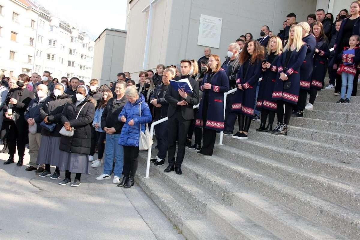 NA ISPRAĆAJU I HRVATSKI VELEPOSLANIK: Hrvatski vjernici u Austriji i članovi HKM Innsbruck oprostili se od mons. Luke Kesedžića, svog župnika i voditelja