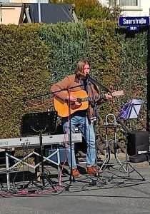 "PJEVAJMO ZA MIR": Rajko Radišić i SaarstrassenTrio RaMaRa održali koncert na otvorenom u Montabauru