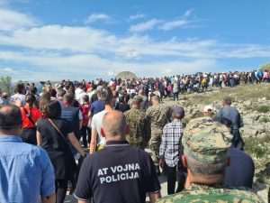 (FOTO)VIŠE OD DESET TISUĆA VJERNIKA POHODILO KRIŽNI PUT NA HUM KOD MOSTARA: Križ su nosili branitelji svih ratnih bojni grada Mostara