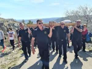 (FOTO)VIŠE OD DESET TISUĆA VJERNIKA POHODILO KRIŽNI PUT NA HUM KOD MOSTARA: Križ su nosili branitelji svih ratnih bojni grada Mostara