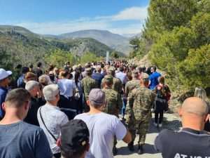 (FOTO)VIŠE OD DESET TISUĆA VJERNIKA POHODILO KRIŽNI PUT NA HUM KOD MOSTARA: Križ su nosili branitelji svih ratnih bojni grada Mostara