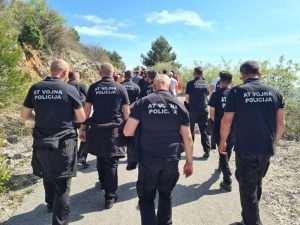 (FOTO)VIŠE OD DESET TISUĆA VJERNIKA POHODILO KRIŽNI PUT NA HUM KOD MOSTARA: Križ su nosili branitelji svih ratnih bojni grada Mostara