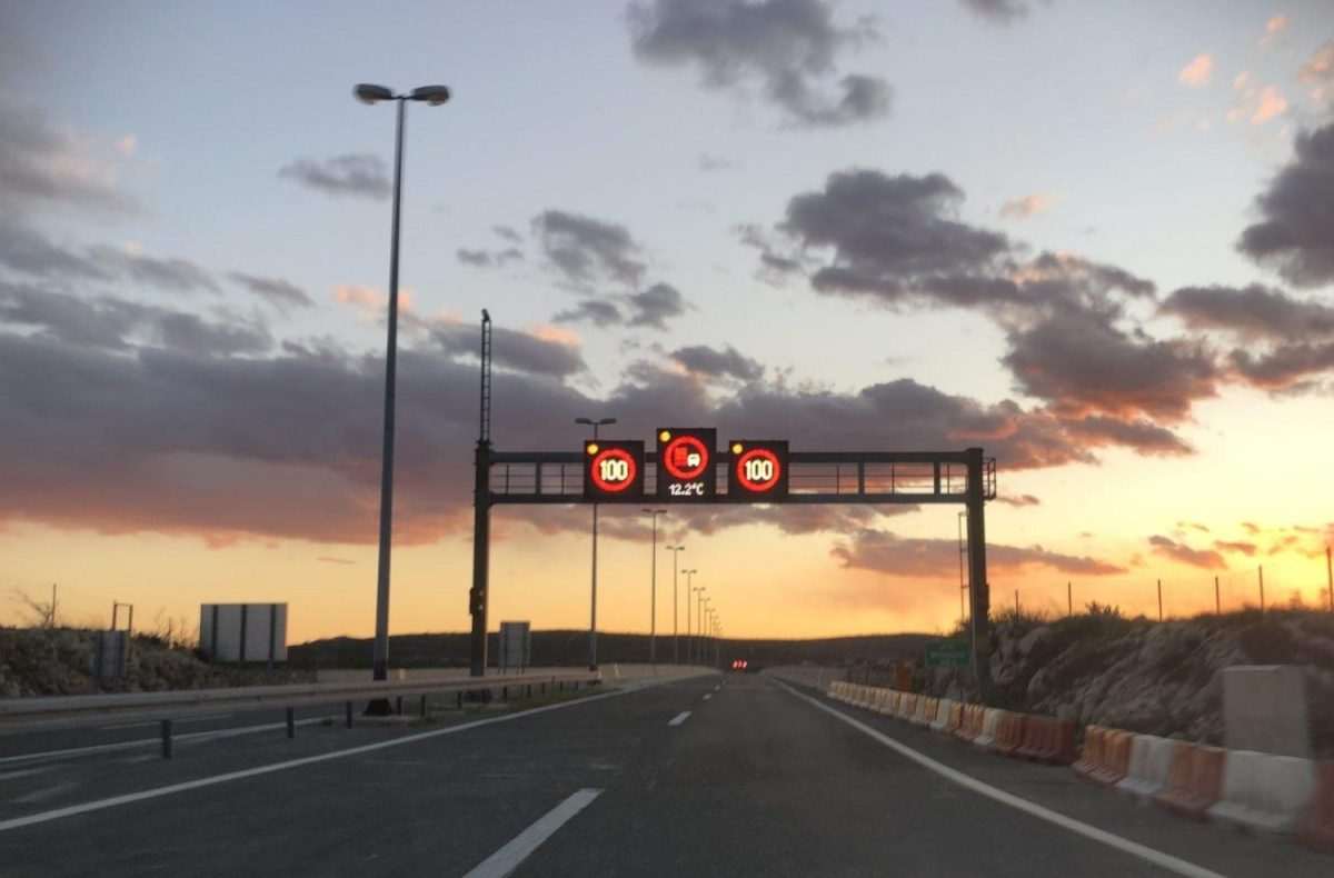 Jedna osoba poginula, više ozlijeđenih u sudaru četiri vozila