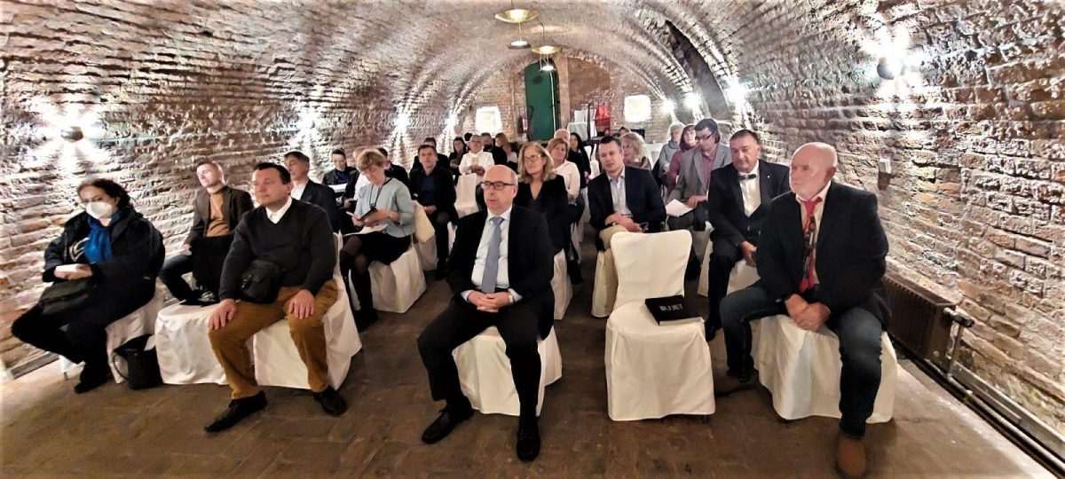 (FOTO) PRVI HRVATSKI PJESNIČKI FESTIVAL: “Beč u proljeće” predstavio pjesnička stvaranja na hrvatski način