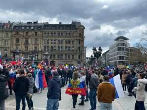 (FOTO) PRORUSKI I PROTURUSKI PROSVJEDI U FRANKFURTU: Na Opernplatzu u Frankfurtu proruski prosvjed, ukrajinski protuprosvjednici uzvikivali im “Putin ubojica”