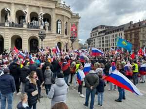 (FOTO) PRORUSKI I PROTURUSKI PROSVJEDI U FRANKFURTU: Na Opernplatzu u Frankfurtu proruski prosvjed, ukrajinski protuprosvjednici uzvikivali im “Putin ubojica”