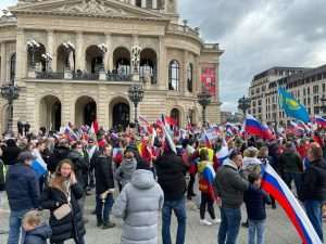 (FOTO) PRORUSKI I PROTURUSKI PROSVJEDI U FRANKFURTU: Na Opernplatzu u Frankfurtu proruski prosvjed, ukrajinski protuprosvjednici uzvikivali im “Putin ubojica”