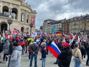 (FOTO) PRORUSKI I PROTURUSKI PROSVJEDI U FRANKFURTU: Na Opernplatzu u Frankfurtu proruski prosvjed, ukrajinski protuprosvjednici uzvikivali im “Putin ubojica”