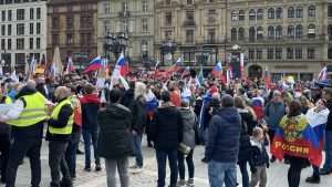(FOTO) PRORUSKI I PROTURUSKI PROSVJEDI U FRANKFURTU: Na Opernplatzu u Frankfurtu proruski prosvjed, ukrajinski protuprosvjednici uzvikivali im “Putin ubojica”