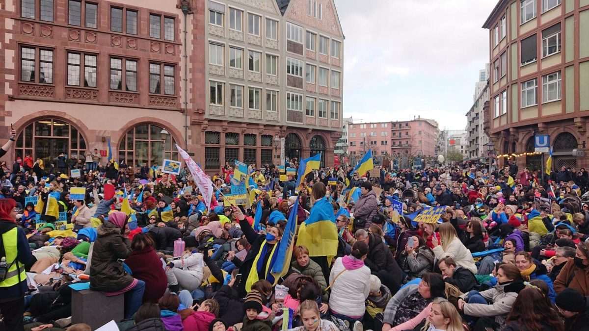 (FOTO) PRIZOR IZ FRANKFURTA KOJEG ĆE SVI ZAPAMTITI: Čak su i djeca legla na tlo kako bi tijelima ukazala na užas koji se događa u Buči i ostalim ukrajinskim gradovima