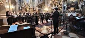 LITURGIJSKA POSLASTICA U BEČU: Varaždinski zbor mladih “Via” i  solisti oduševili Papandopulovom “Hrvatskom misom”