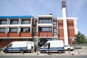 ZBOG NAPADA NAVIJAČA NA POLICIJU: Određen istražni zatvor za 42 izgrednika, riječ je o 31 punoljetnom muškarcu i 11 mlađih punoljetnika ZBOG NAPADA NAVIJAČA NA POLICIJU: Određen istražni zatvor za 42 izgrednika, riječ je o 31 punoljetnom muškarcu i 11 mlađih punoljetnika