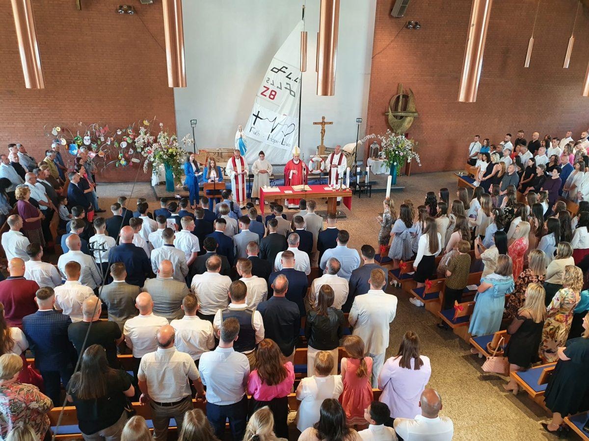 (VIDEO) HKM BERN: Biskup Petar Palić podijelio sakrament svete Potvrde mladim hrvatskim krizmanicima