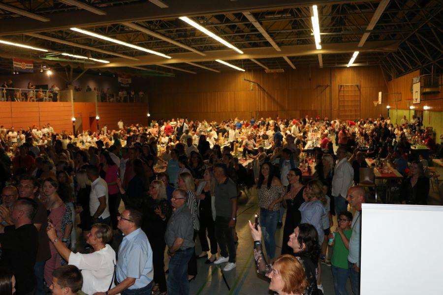 (VIDEO i FOTO) CROATIKA KONCERT 2022.: Na koncert kojeg je organizirala Croatia Karlsruhe došlo više od 1.000 ljudi iz Karlsruhea, Stuttgarta, Frankfurta, Slavonije... (VIDEO i FOTO) CROATIKA KONCERT 2022.: Na koncert kojeg je organizirala Croatia Karlsruhe došlo više od 1.000 ljudi iz Karlsruhea, Stuttgarta, Frankfurta, Slavonije...
