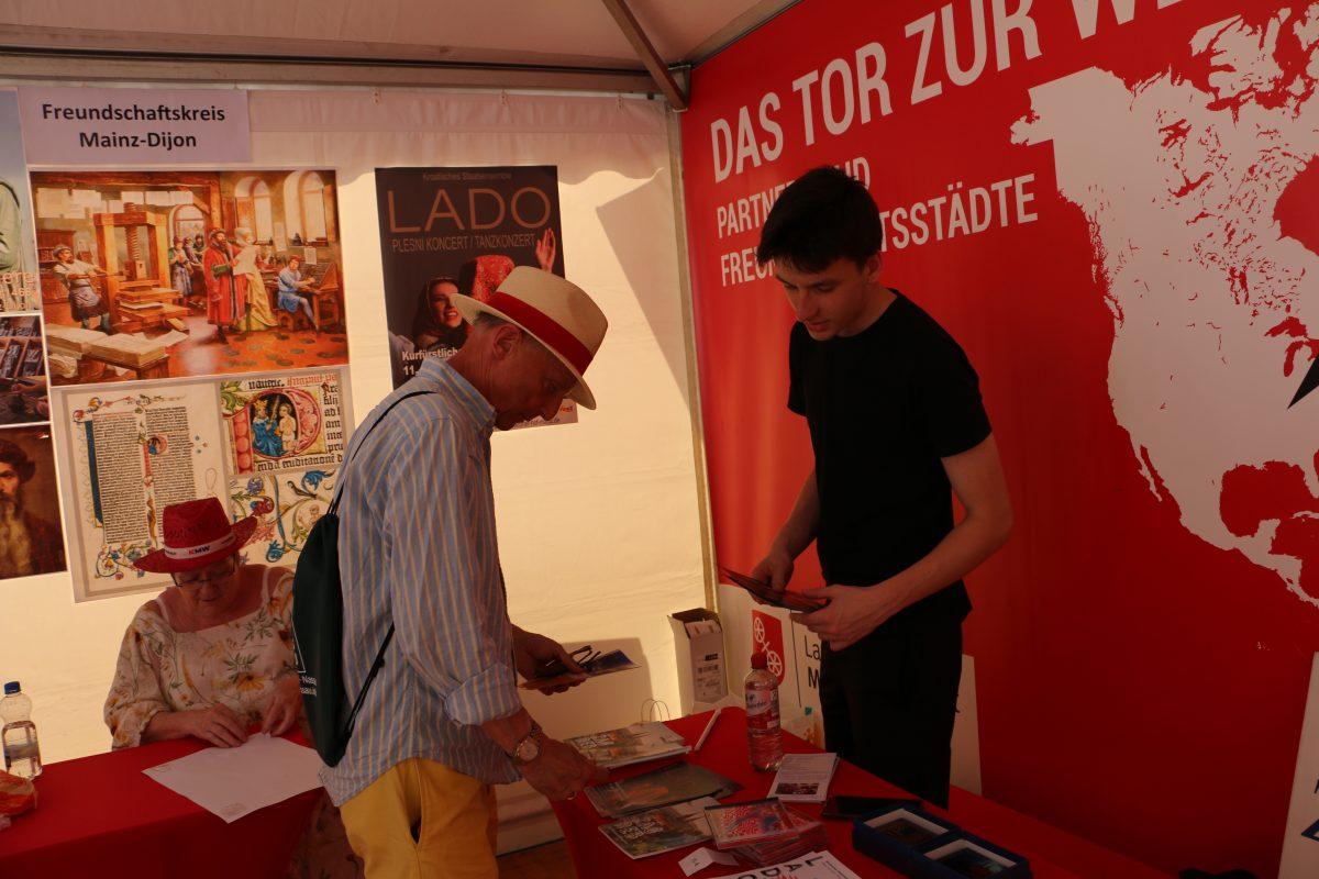 (FOTO) OKO 300 TISUĆA LJUDI NA TRODNEVNOM SLAVLJU U MAINZU: Hrvati sudjelovali u bogatom programu, iz Zagreba stigli studenti
