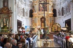 (FOTO) PRVA SVETA PRIČEST U HKŽ MÜNCHEN: Prvu svetu Pričest primilo je 175 dječaka i djevojčica