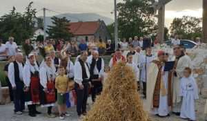 "SVITNJACI" ZA UOČNICU SV. IVANU KRSTITELJU: Umirovljeni vrhbosanski nadbiskup i kardinala Vinko Puljić predvodio sv. misu i procesiju u Podhumu kod Livna "SVITNJACI" ZA UOČNICU SV. IVANU KRSTITELJU: Umirovljeni vrhbosanski nadbiskup i kardinala Vinko Puljić predvodio sv. misu i procesiju u Podhumu kod Livna