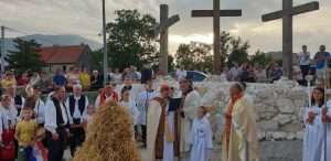 "SVITNJACI" ZA UOČNICU SV. IVANU KRSTITELJU: Umirovljeni vrhbosanski nadbiskup i kardinala Vinko Puljić predvodio sv. misu i procesiju u Podhumu kod Livna "SVITNJACI" ZA UOČNICU SV. IVANU KRSTITELJU: Umirovljeni vrhbosanski nadbiskup i kardinala Vinko Puljić predvodio sv. misu i procesiju u Podhumu kod Livna