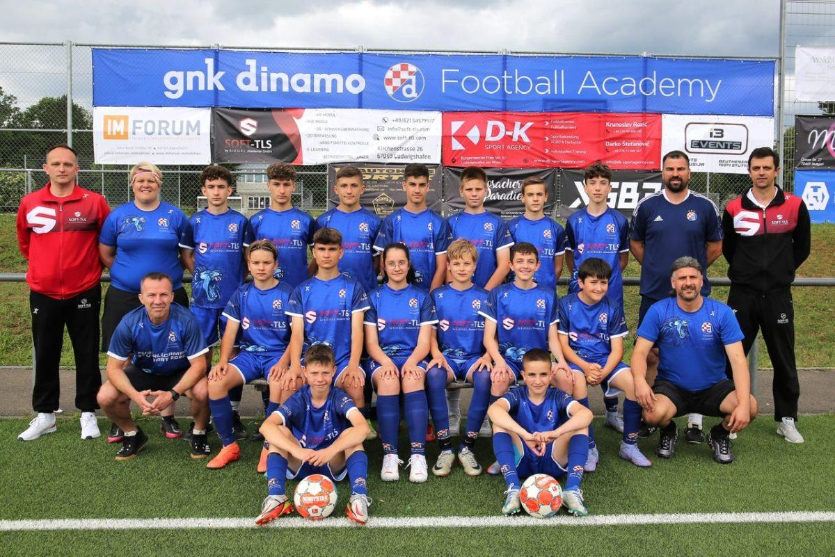 (FOTOGALERIJA) KAMP GNK DINAMO U STUTTGARTU: Više od 60 mladih nogometaša i nogometašica trenira pod paskom Dinamovih trenera
