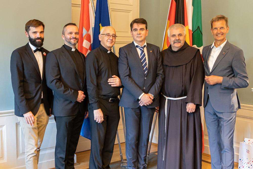SVEČANA PROSLAVA DANA DRŽAVNOSTI U GK RH U DÜSSELDORFU: Okupio se značajan broj predstavnika političkog, gospodarskog i kulturnog života