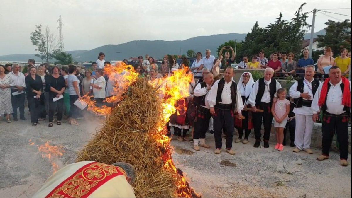 "SVITNJACI" ZA UOČNICU SV. IVANU KRSTITELJU: Umirovljeni vrhbosanski nadbiskup i kardinala Vinko Puljić predvodio sv. misu i procesiju u Podhumu kod Livna "SVITNJACI" ZA UOČNICU SV. IVANU KRSTITELJU: Umirovljeni vrhbosanski nadbiskup i kardinala Vinko Puljić predvodio sv. misu i procesiju u Podhumu kod Livna