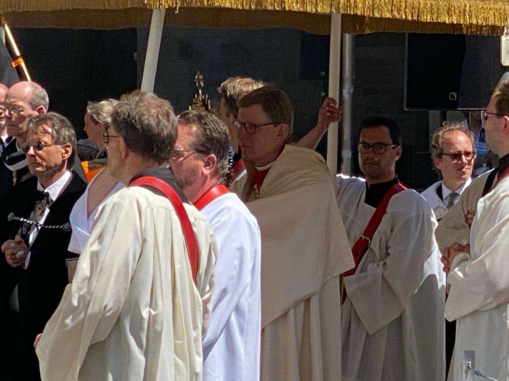 (FOTO) TIJELOVO U KÖLNU: Hrvati tradicionalno sudjelovali u procesiji i svetoj misi, hrvatska zastava vijorila se središtem grada