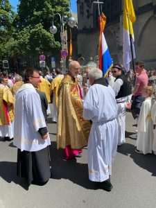 (FOTO) TIJELOVO U KÖLNU: Hrvati tradicionalno sudjelovali u procesiji i svetoj misi, hrvatska zastava vijorila se središtem grada