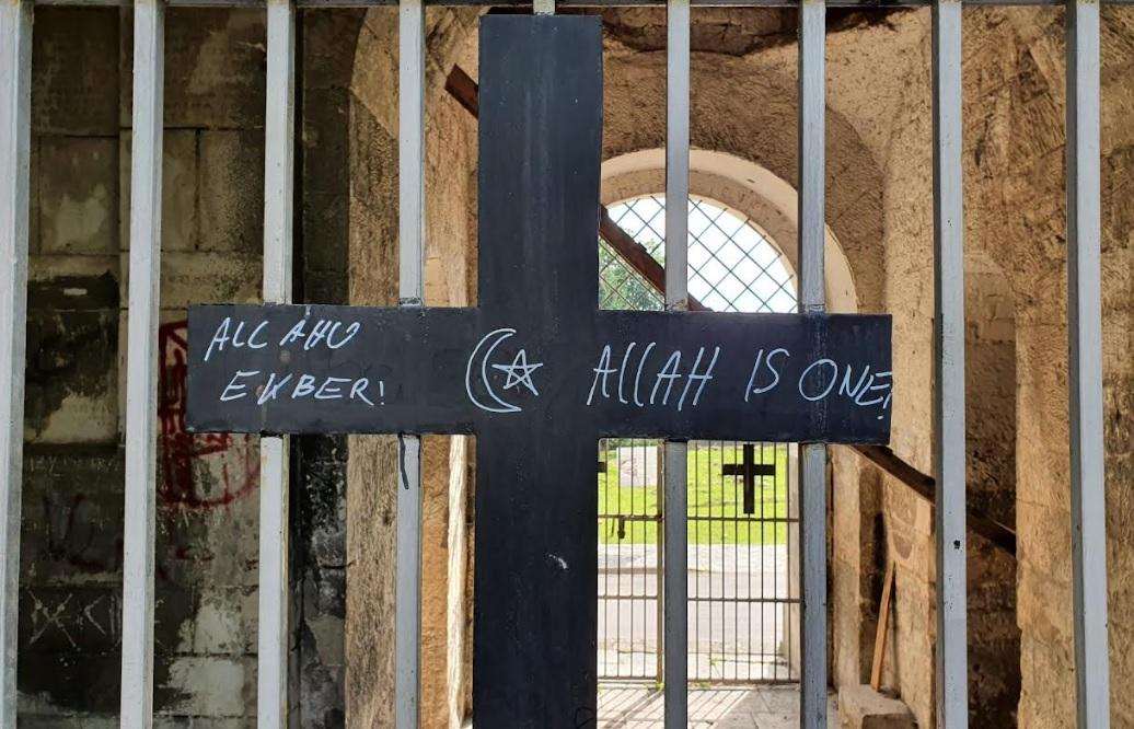FOTO: Ispisali muslimanske vjerske simbole i poruke na križevima u Bihaću FOTO: Ispisali muslimanske vjerske simbole i poruke na križevima u Bihaću