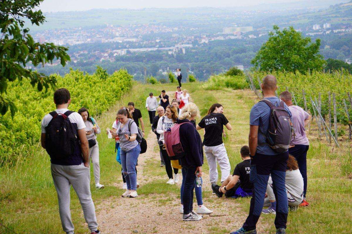 (FOTO) PUT DUG 31 KILOMETAR: Hodočasnici HKZ Mainz pješačili iz Mainza do marijanskog svetišta Marienthal (FOTO) PUT DUG 31 KILOMETAR: Hodočasnici HKZ Mainz pješačili iz Mainza do marijanskog svetišta Marienthal