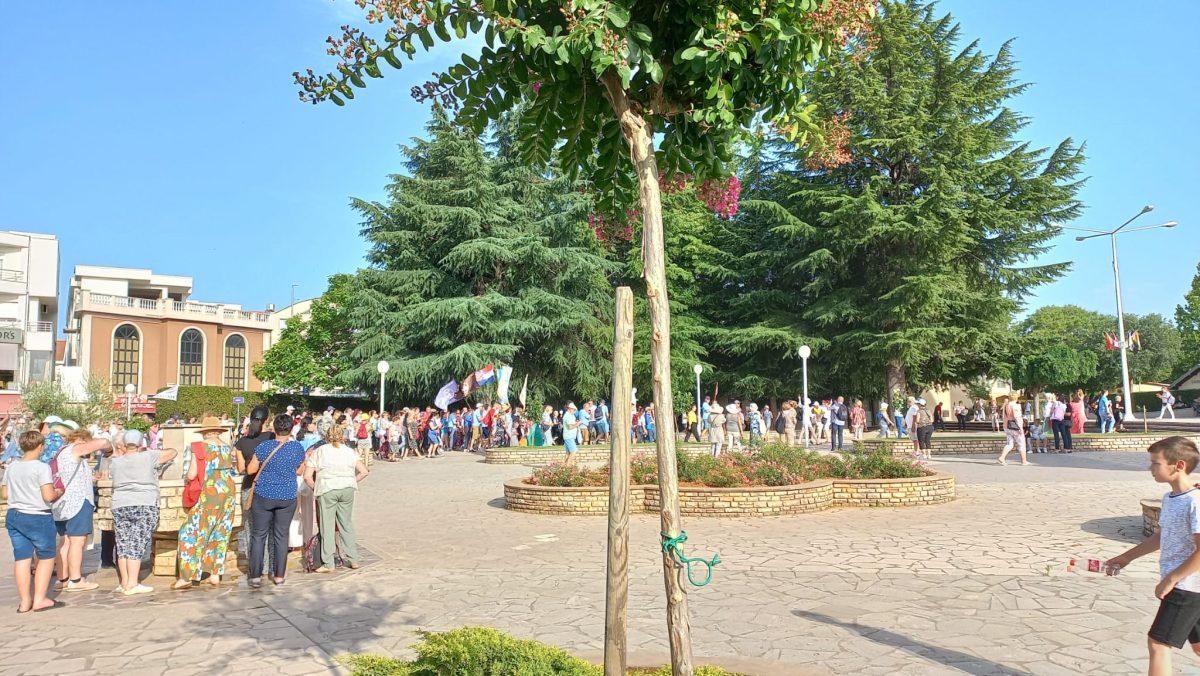 (FOTO) HODOČASNICI IZ CIJELOG SVIJETA STIGLI U MEĐUGORJE: Molitvom za mir u Ukrajini obilježava se godišnjica Gospinih ukazanja u Međugorju (FOTO) HODOČASNICI IZ CIJELOG SVIJETA STIGLI U MEĐUGORJE: Molitvom za mir u Ukrajini obilježava se godišnjica Gospinih ukazanja u Međugorju