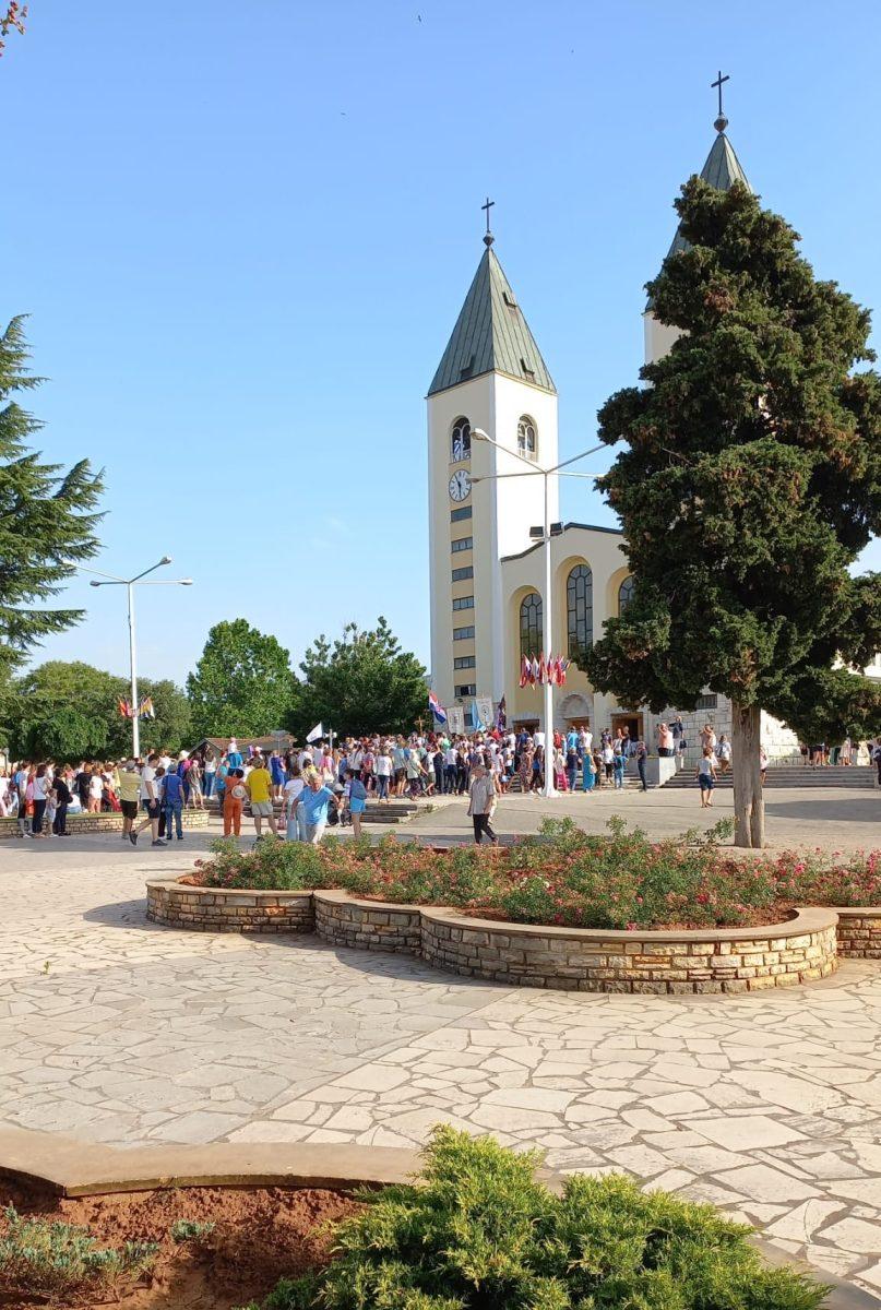 (FOTO) HODOČASNICI IZ CIJELOG SVIJETA STIGLI U MEĐUGORJE: Molitvom za mir u Ukrajini obilježava se godišnjica Gospinih ukazanja u Međugorju (FOTO) HODOČASNICI IZ CIJELOG SVIJETA STIGLI U MEĐUGORJE: Molitvom za mir u Ukrajini obilježava se godišnjica Gospinih ukazanja u Međugorju