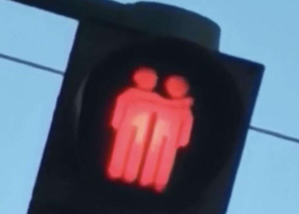 KAMO IDE OVAJ SVIJET? U Frankfurtu semafori s dva zagrljena muškarca KAMO IDE OVAJ SVIJET? U Frankfurtu semafori s dva zagrljena muškarca