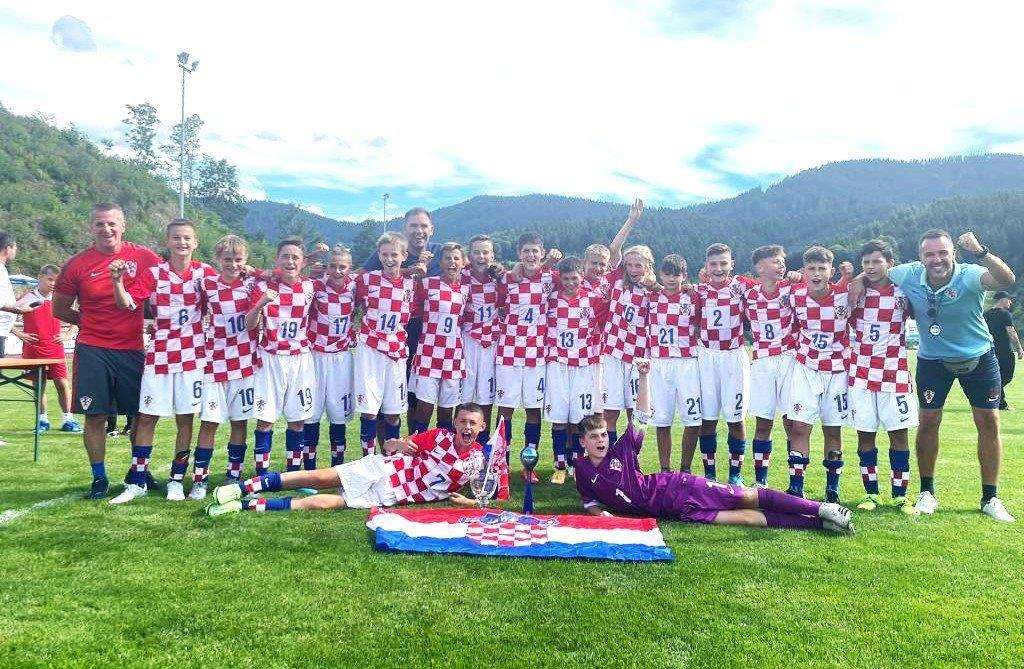 (VIDEO I FOTO) SJAJAN USPJEH HRVATA IZ NJEMAČKE: Izabrana vrsta mladih Hrvata iz Njemačke uvjerljivo trijumfirala na Schwarzwald Cupu 2022. u Bad Peterstalu