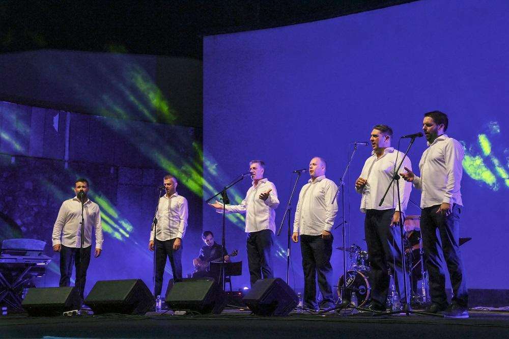 (VIDEO) KLAPA RIŠPET U OPATIJI: Opatijskoj publici darovali večer punu ljubavi i sjećanja, pala je i prosidba