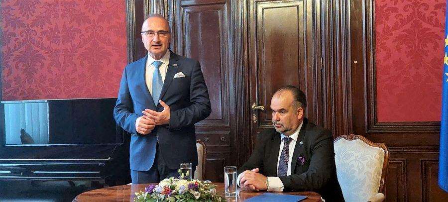 MINISTAR IZ AUSTRIJE PORUČIO ISELJENIM HRVATIMA: Budućnost imaju samo oni koji njeguju vlastiti kulturni identitet i jezik MINISTAR IZ AUSTRIJE PORUČIO ISELJENIM HRVATIMA: Budućnost imaju samo oni koji njeguju vlastiti kulturni identitet i jezik