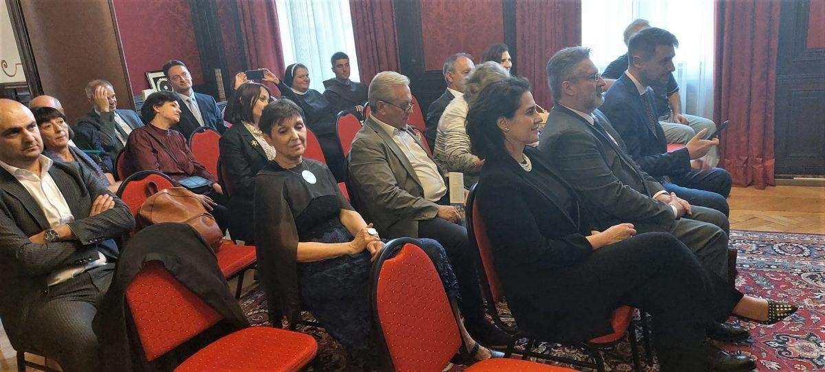 MINISTAR IZ AUSTRIJE PORUČIO ISELJENIM HRVATIMA: Budućnost imaju samo oni koji njeguju vlastiti kulturni identitet i jezik MINISTAR IZ AUSTRIJE PORUČIO ISELJENIM HRVATIMA: Budućnost imaju samo oni koji njeguju vlastiti kulturni identitet i jezik