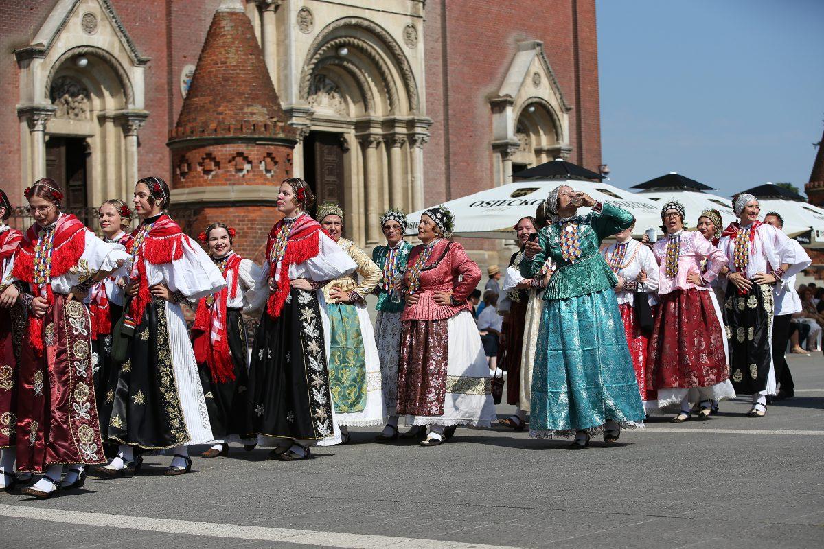 SVEČANI MIMOHOD 'ĐAKOVAČKIH VEZOVA': Prodefilirale 43 folklorne skupine iz Hrvatske i inozemstva