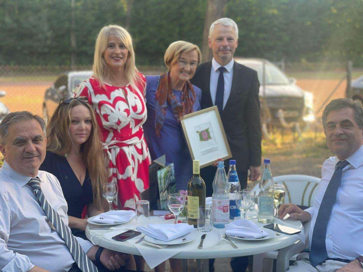 (FOTO) DIRLJIVO U HKZ MAINZ: Jasna Ačkar preuzela dužnost predsjednice, Katica Vraneša se nakon 30 godina oprostila od te funkcije (FOTO) DIRLJIVO U HKZ MAINZ: Jasna Ačkar preuzela dužnost predsjednice, Katica Vraneša se nakon 30 godina oprostila od te funkcije
